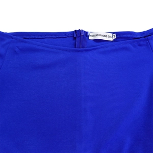 Détail de la fermeture éclair invisible et de l'étiquette sur la combinaison bleue