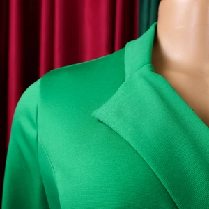 Detailaufnahme des hellgrünen Reverskragens mit feiner Textur und präzisen Nähten am Blazer