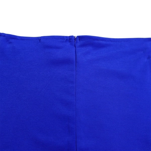 Détail de la combinaison bleu roi montrant la fermeture éclair invisible et la maille