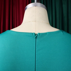 Details des unsichtbaren Reißverschlusses und der Strickstruktur am dunkelgrünen Kleid