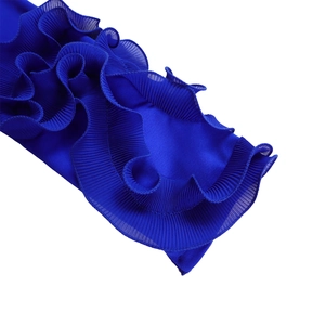 Détail de la combinaison en mousseline bleu roi avec texture à volants plissés multicouches