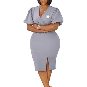 Detailansicht graues V-Ausschnitt Kleid mit Puffärmeln und eleganter Perlenbrosche
