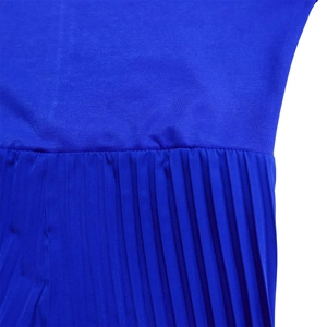 Vue détaillée de la taille de la combinaison bleu roi avec texture en tissu plissé