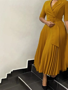 Robe plissée jaune moutarde élégante avec col à revers et ceinture pour femmes chic