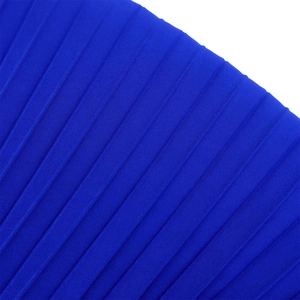 Gros plan du tissu plissé bleu vif montrant les détails de la texture accordéon