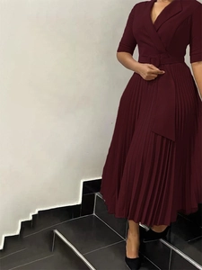 Robe midi bordeaux élégante avec col à revers, taille ceinturée et jupe plissée