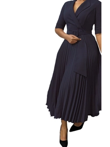 Robe midi plissée bleu marine élégante avec col en V croisé et ceinture assortie
