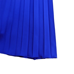 Détail de la texture plissée bleu roi et de la finition soignée de la couture du bord
