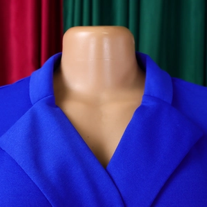 Detail von elegantem Reverskragen und strukturiertem Stoff am königsblauen Blazer-Kleid