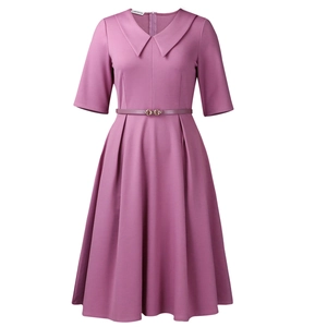 Dettaglio vestito viola con scollo a V, cintura con fibbia dorata e gonna plissettata chic