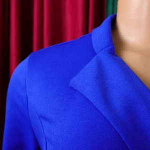Detailansicht des königsblauen Revers-Sakko mit hochwertiger Twill-Textur und Nähten