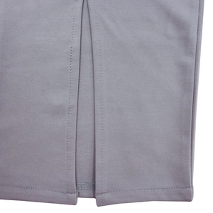 Detailansicht des geschlitzten Saums mit Doppelnaht an einem Strickkleid