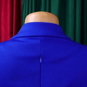 Detailaufnahme des verdeckten Reißverschlusses am Rücken dieses blauen Businesskleides