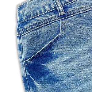 Vue détaillée de la taille élastique d'une jupe en jean avec texture denim délavé premium