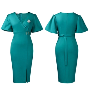 Vorder- und Rückseite von blaugrünem V-Ausschnitt Kleid mit Puffärmeln und Strassbrosche