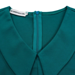 Dettaglio dello scollo a V e della cerniera blu nascosta sull'abito verde scuro