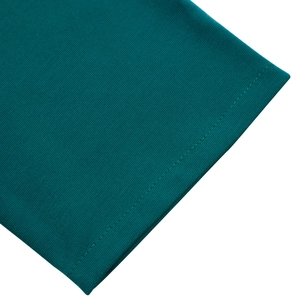 Dettaglio del tessuto a maglia verde scuro con doppie cuciture di precisione sull'orlo