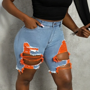 Detail von High-Waist-Denim-Shorts mit Distressed-Fransen und orangem Mesh-Einsatz