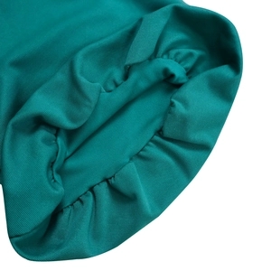 Detailansicht des petrolfarbenen Kleides mit elastischen Manschetten und Twill-Struktur