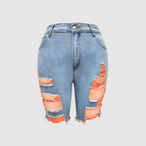 Detailansicht der High-Waist-Jeansshorts mit Rissen und orangefarbenem Netzfutter-Kontrast