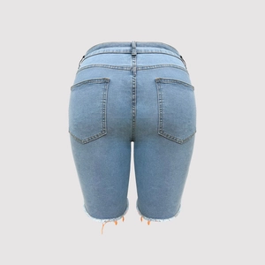 Nahaufnahme der hellblauen Jeansshorts mit orangefarbenen Nähten und Fransenrand