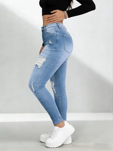 Jean skinny taille haute bleu clair pour femme avec détails déchirés et coupe moulante