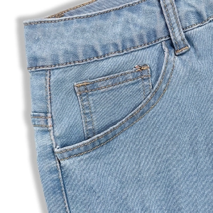 Detailansicht der hellblauen Jeans mit goldener Naht und Stoffstruktur der Hosentaschen
