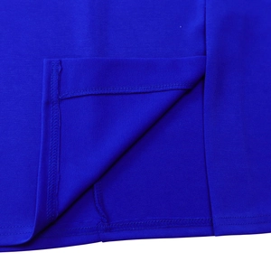 Detailaufnahme des geschlitzten Saums und der Nähte an diesem dunkelblauen Kleid