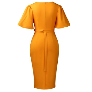 Detail eines orangen Bleistiftkleids mit Puffärmeln und passendem schmalem Taillengürtel