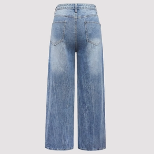Dettaglio delle tasche posteriori e della trama lavata sui jeans a vita alta dritti