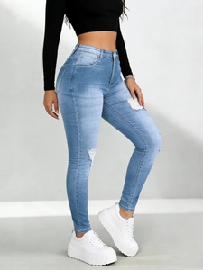 Jean skinny taille haute bleu clair avec détails déchirés et coupe moulante pour femme