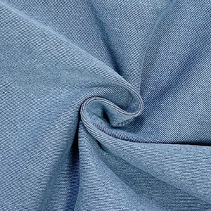Nahaufnahme von hellblauem Denim-Stoff mit Köperbindung und weich fallenden Lagen