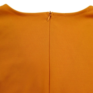 Detail eines unsichtbaren Reißverschlusses am gelben Kleid mit strukturiertem Strick