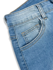 Détail de jean taille haute avec poche gousset et surpiqûres dorées renforcées