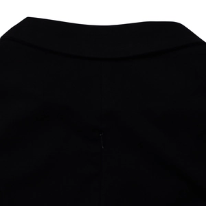 Nahaufnahme der Taille mit einem unsichtbaren Reißverschluss am schwarzen Kleid
