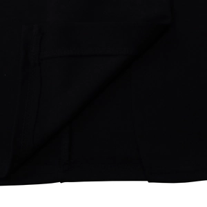 Detaillierte Makroansicht der schwarzen Stofftextur und Saumnaht an diesem Kleid