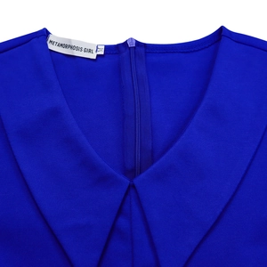 Dettaglio dello scollo a V e del colletto a revers su questo vestito blu reale
