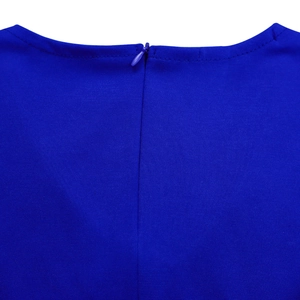 Dettaglio dell'abito blu reale con cerniera invisibile sulla schiena e scollo rotondo