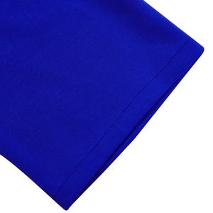 Dettaglio del tessuto a maglia blu reale con cuciture precise e trama fine