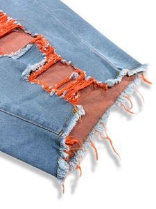 Damen Jeans-Shorts mit orangen Mesh-Einsätzen, Destroyed-Effekten und Fransen am Saum