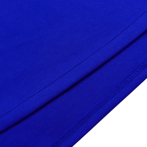 Vista macro del tessuto a maglia blu reale con cucitura a doppio ago e bordi rifiniti