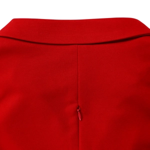 Detail der roten Kleid-Taille mit breitem Bund und einem nahtlosen verdeckten Reißverschluss