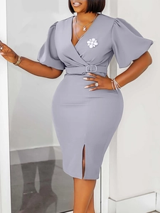 Elegante graues V-Ausschnitt Kleid mit Laternenärmeln, Schlitz und passendem Gürtel