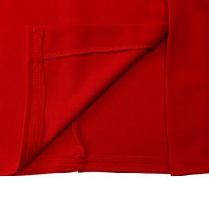 Nahaufnahme des roten Strickkleidsaums mit professioneller Doppelnaht und Texturdetails