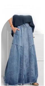 Détail d'une jupe longue en jean taille haute avec ourlet effiloché et poches latérales