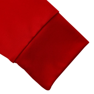 Detail eines roten Langarmkleides mit hochwertigen Rippbündchen und sauberer Verarbeitung
