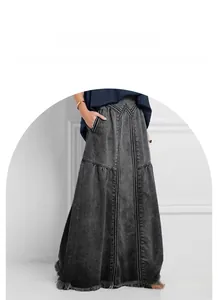 Vue détaillée d'une jupe en jean taille haute avec ruban vertical et ourlet à franges