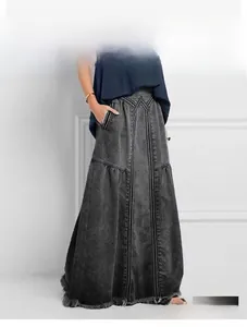 Détail de jupe longue en jean à taille haute avec coutures en V et ourlet effiloché