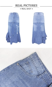 Dettaglio gonna lunga in denim azzurro con bordi sfilacciati e orlo con volant