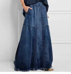 Détail d'une jupe trapèze en jean à taille haute avec coutures et ourlet effiloché